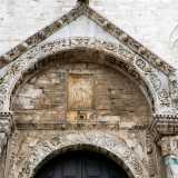 Spiccano i due angeli posti negli angoli della riquadratura del portale, di una raffinata ieraticit� bizantina